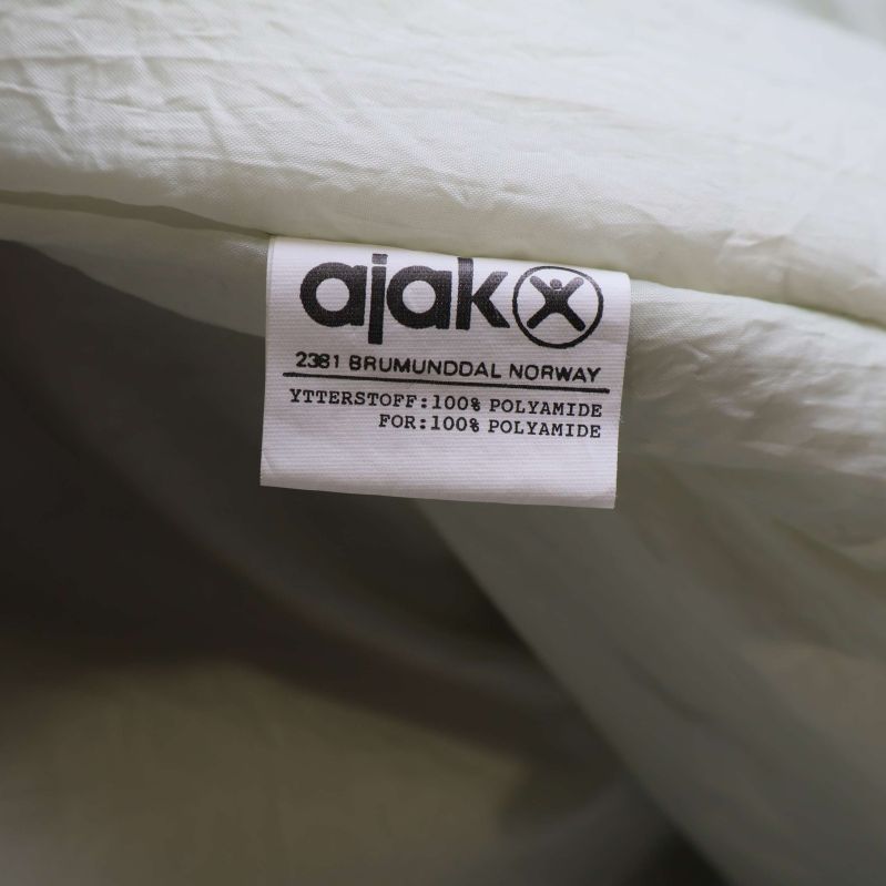 Materiallabel visar 100 procent polyamid