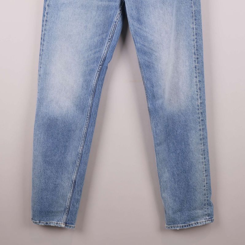 Benpartiet på ljusblå jeans med diskreta slitningar