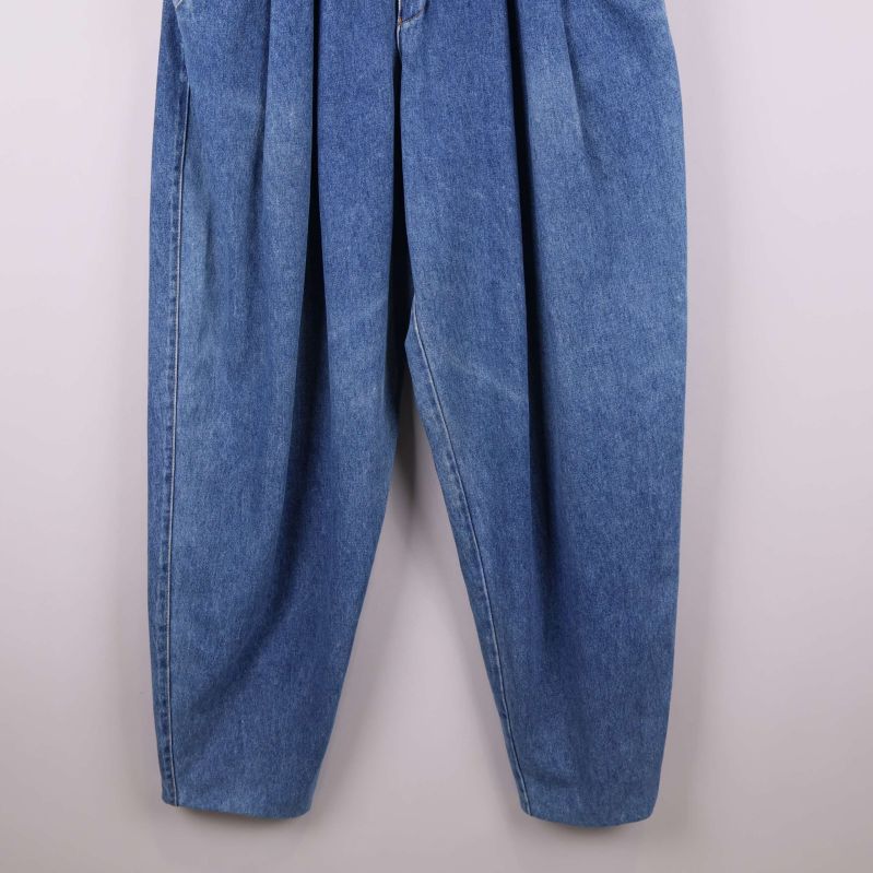 Nedre delen av jeansens vida ben i blå denim