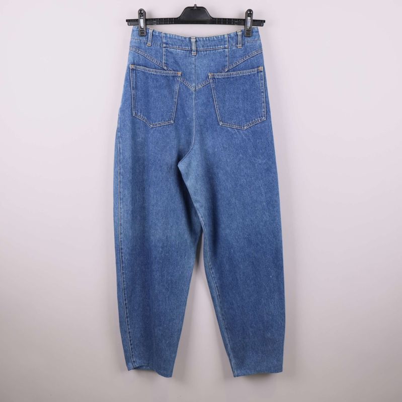 Breda jeans med bakfickor visar baksidan