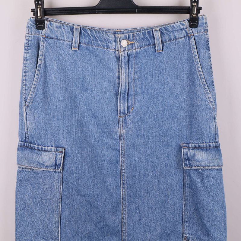 Övre del av jeanskjol med synlig dragkedja, knapp och fickor