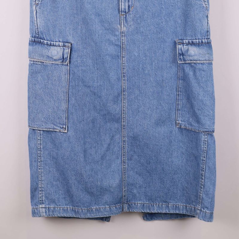 Nederdel av jeanskjol med cargoficka i fokus