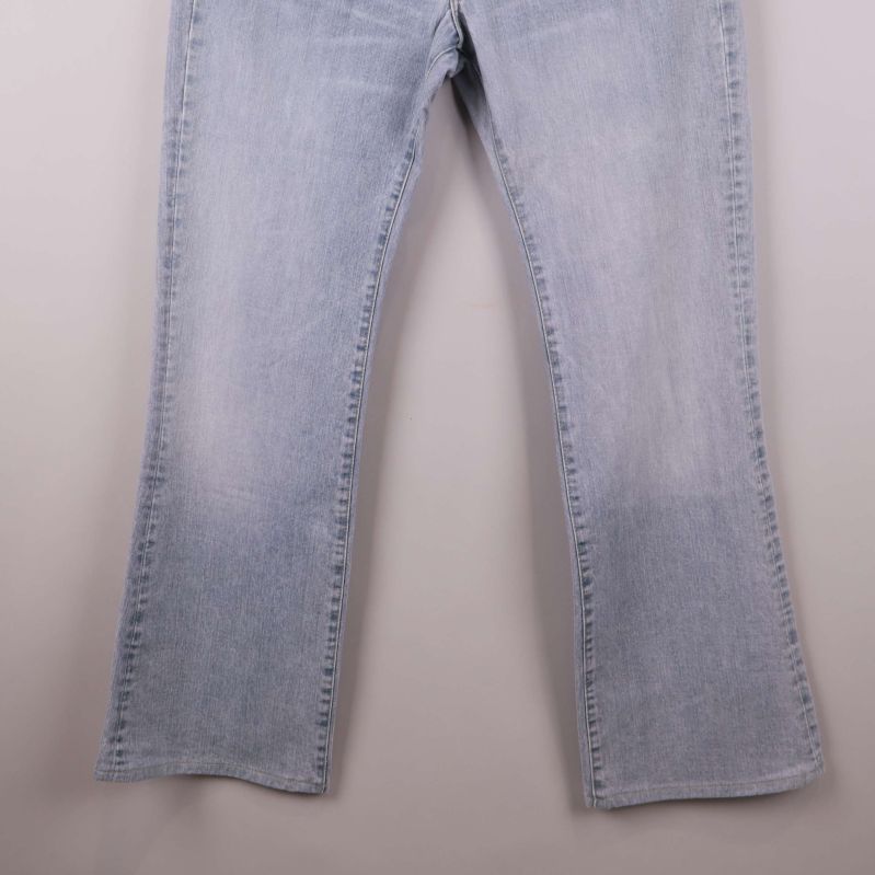 Närbild på ben och sömmar på raka ljusblå jeans