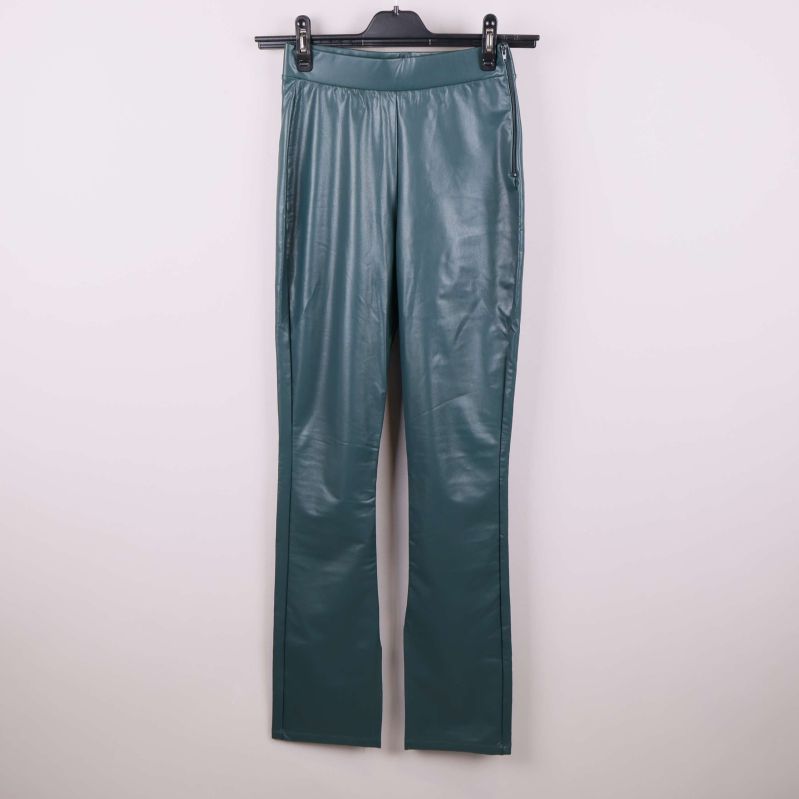 Gröna skinnimitationbyxor upphängda på galge