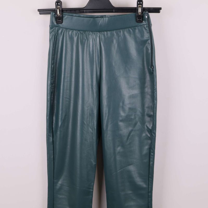 Detaljbild på midjan och ficka med dragkedja