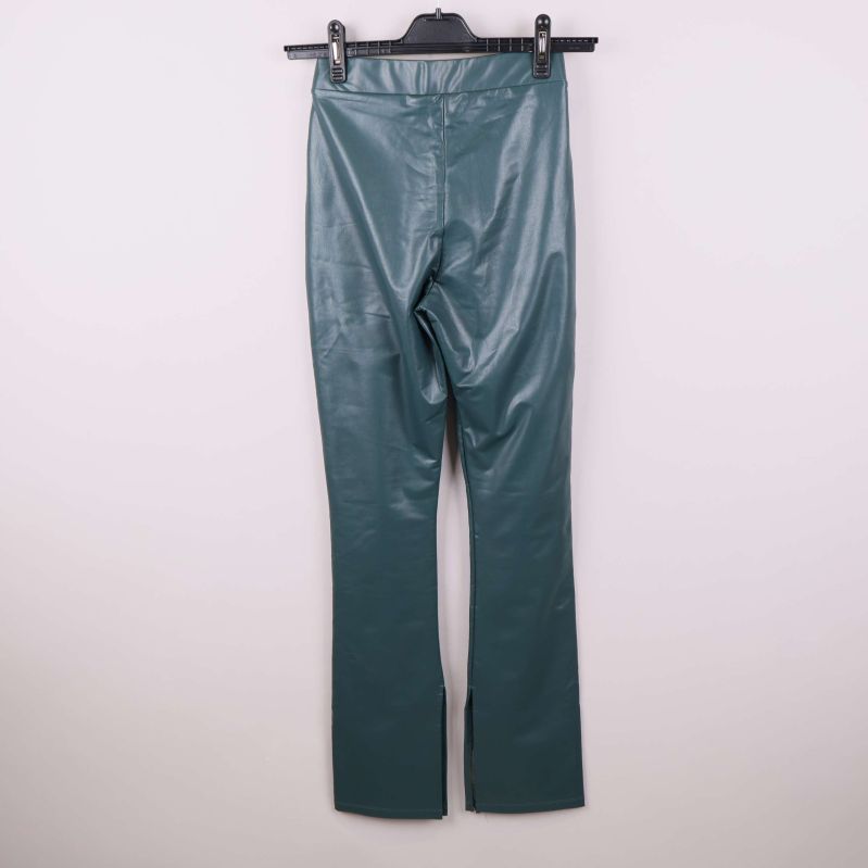 Baksidan av gröna skinnimitationbyxor visas