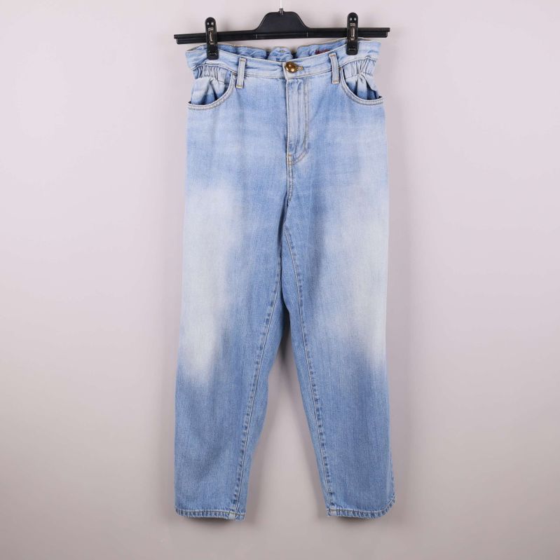 Hela jeansen framifrån i ljusblå denim och lös passform