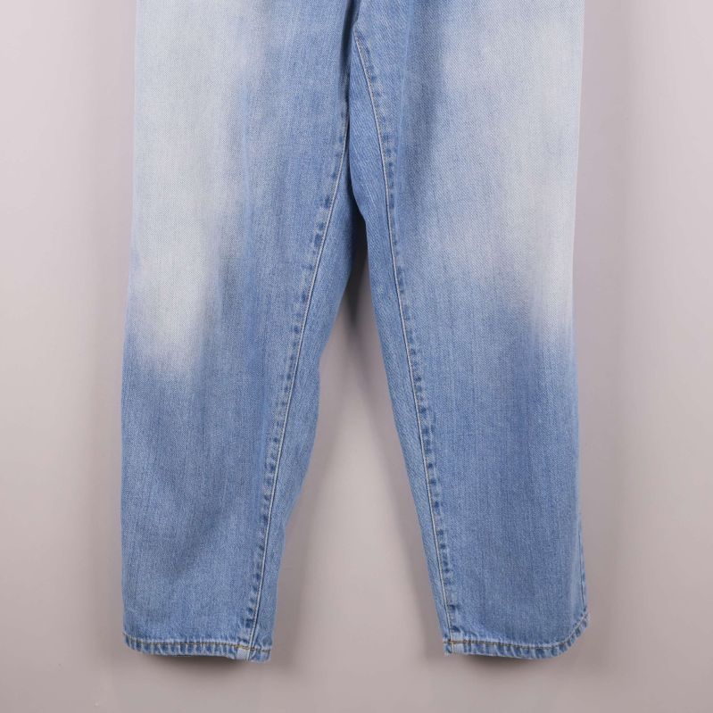 Närbild på jeanstyg och avslut av byxbenen framtill