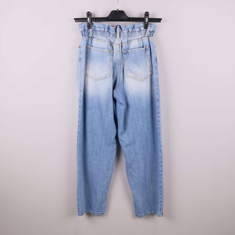 Baksidan av jeansen med tydliga bakfickor och papperspåse-midja