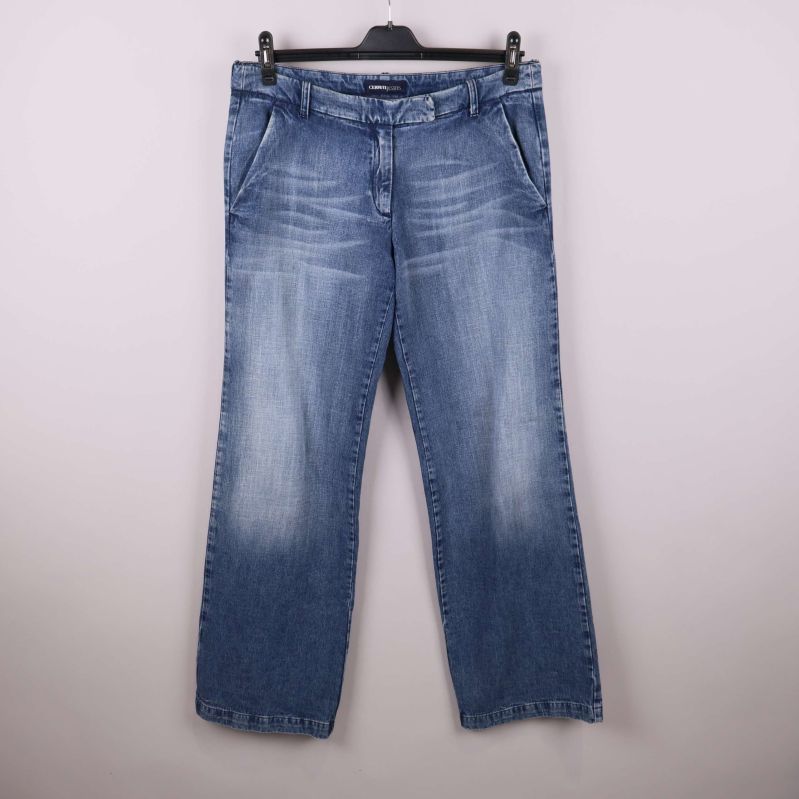 Blå raka jeans med slitning framtill, upphängda