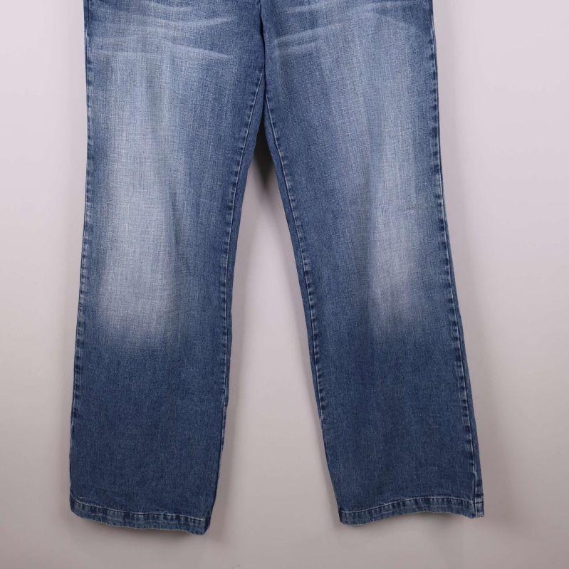 Benavslut och slitningar nertill på jeans