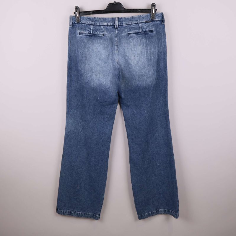 Baksida på jeans med raka ben och fickor