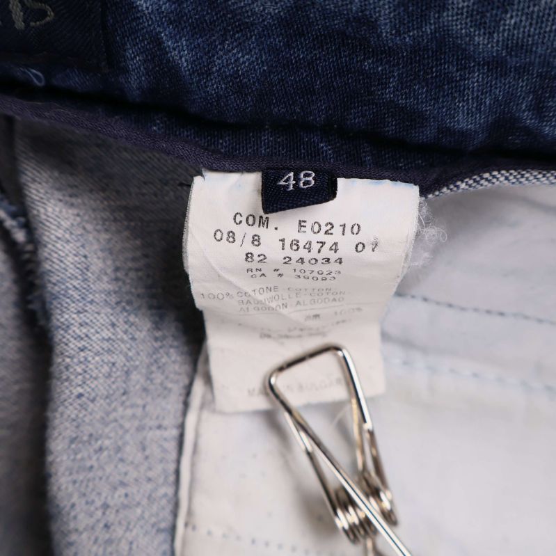 Storleksetikett på jeans, visar storlek 48