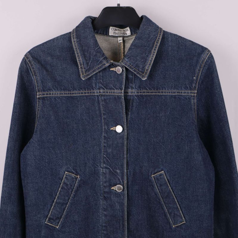 Jeansjackans överdel med synliga knappar och krage