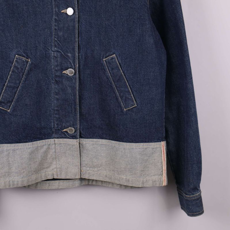 Närbild på jackans framficka och nedre fåll med kontrast