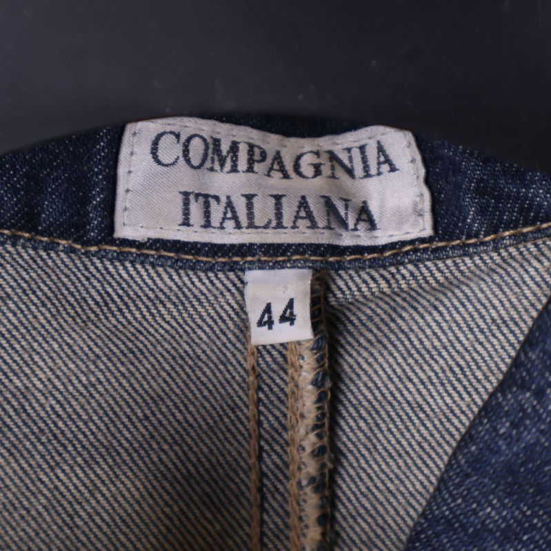 Närbild på etikett med text Compagnia Italiana och storlek 44