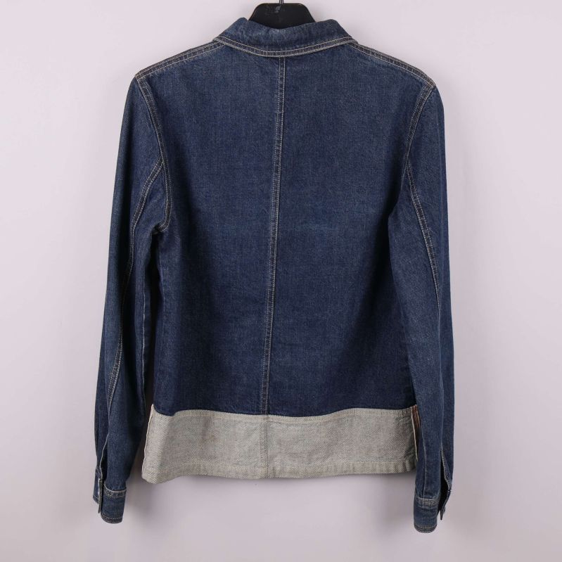 Baksidan av jeansjackan i denim med kontrastkant