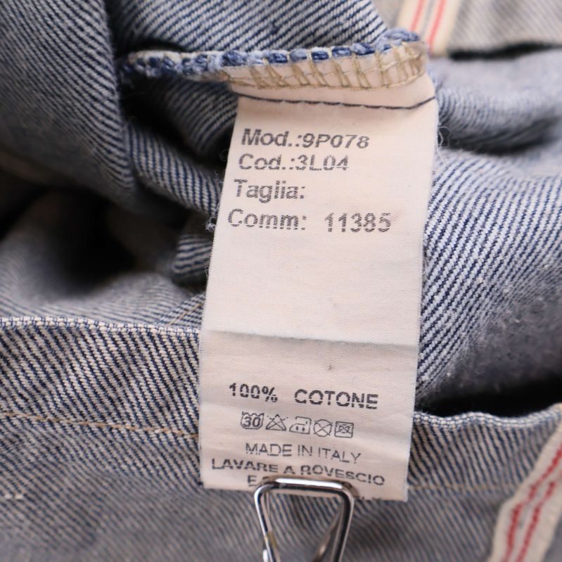 Materialetikett som visar 100% bomull och tillverkad i Italien