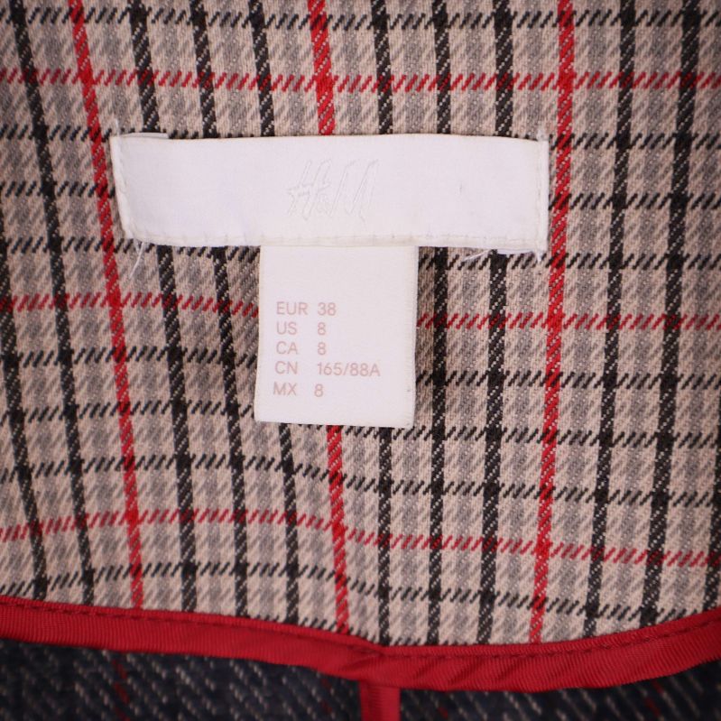 Storleks- och inneretikett med H&M-logotyp samt EUR 38