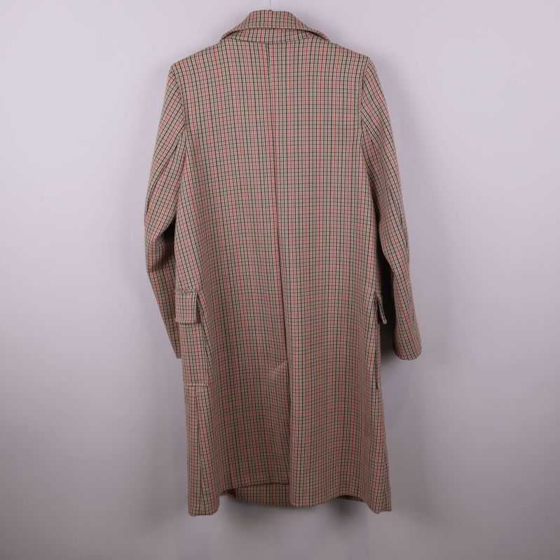 Baksidan av rutig kappa med rak passform