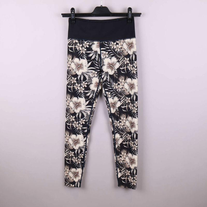 Leggings med mörk botten och beige-vita blommor, framifrån