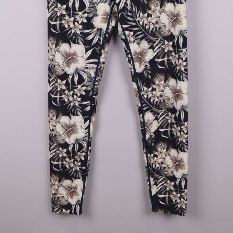 Närbild på benpartiet och blommiga detaljer