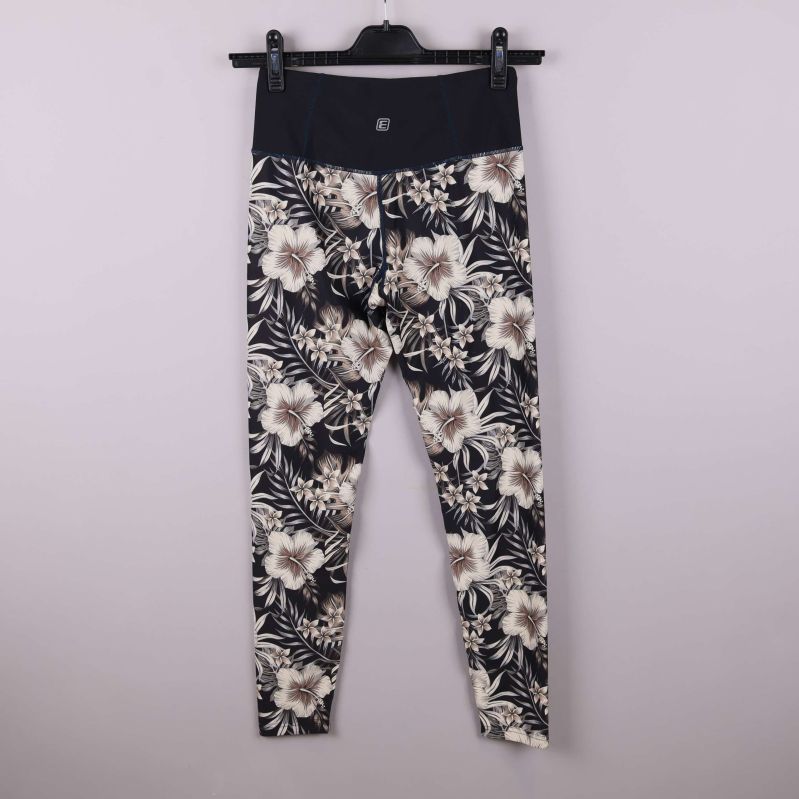 Leggings med samma mönster sedd bakifrån, svart linning upptill