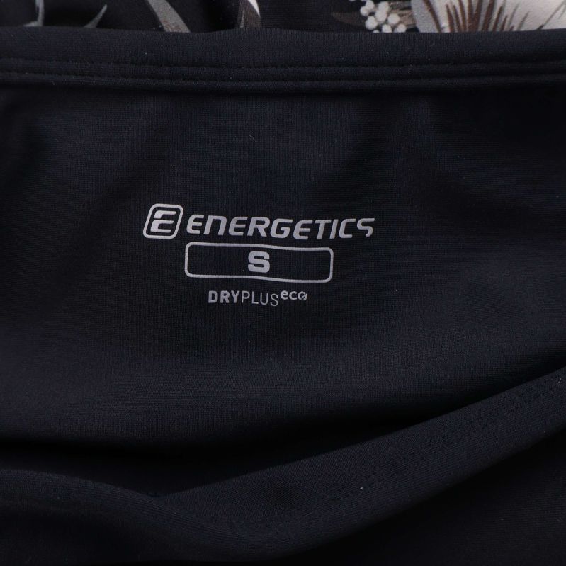 Närbild på Energetics logotyp och storlek S på insidan