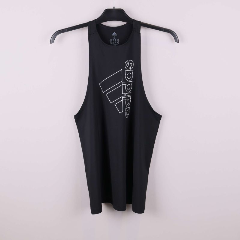 Svart sportlinne med vit adidas-logotyp framtill