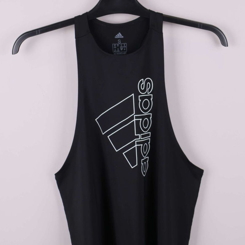 Framsidan av svart sportlinne på galge