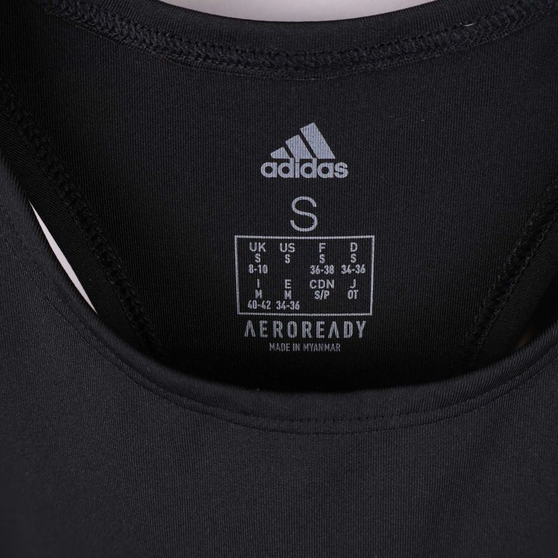 Närbild på etikett med adidas och storlek small