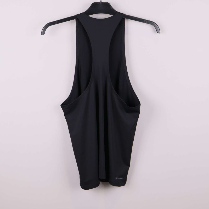 Ryggsida på svart sportlinne med djupa ärmhål