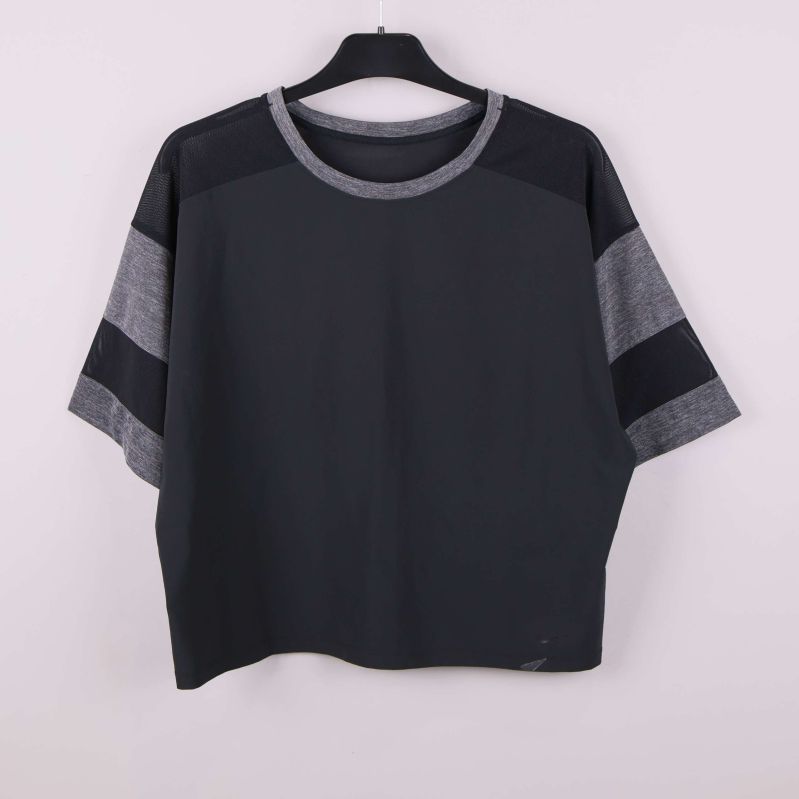 Boxy svart t-shirt med grå ärmar och meshpartier