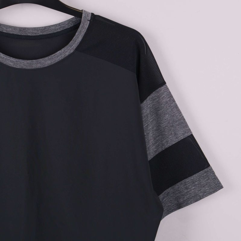 Närbild på ärm med grå och svarta paneler