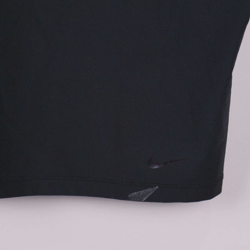 Närbild på diskret Nike-logga längst ner på tröjan