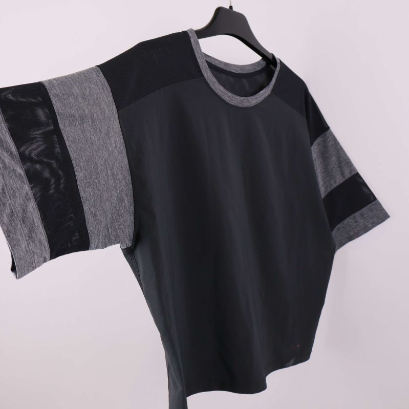 T-shirt i profil som visar ärmens kontrastmönster