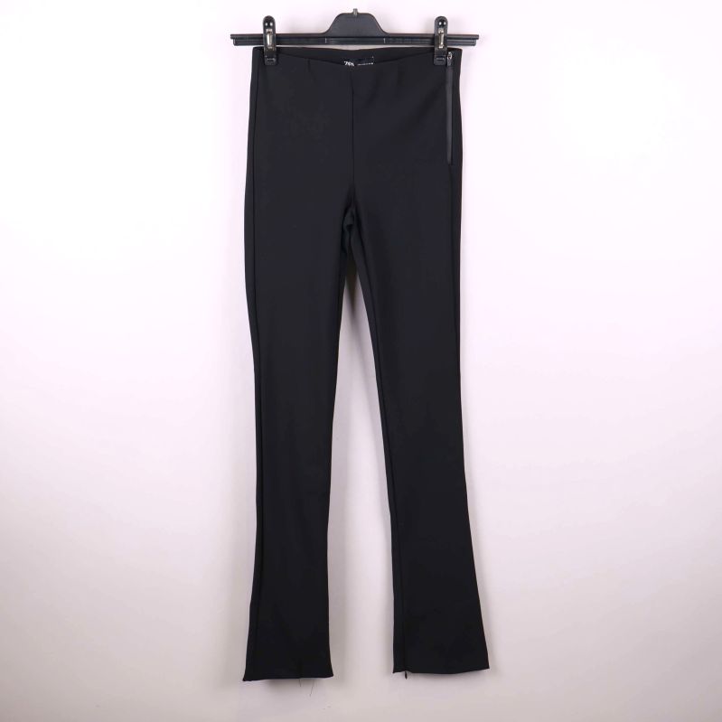 Smal svart byxa med dragkedja i sidan, helbild framifrån