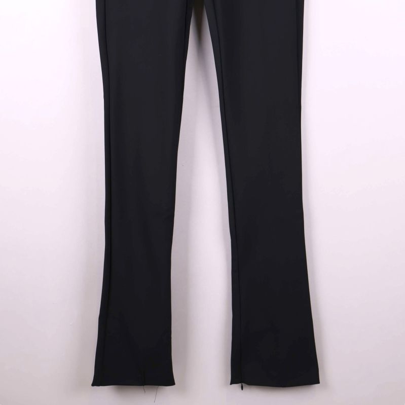 Detaljvisning av benslut med dragkedja på svart byxa