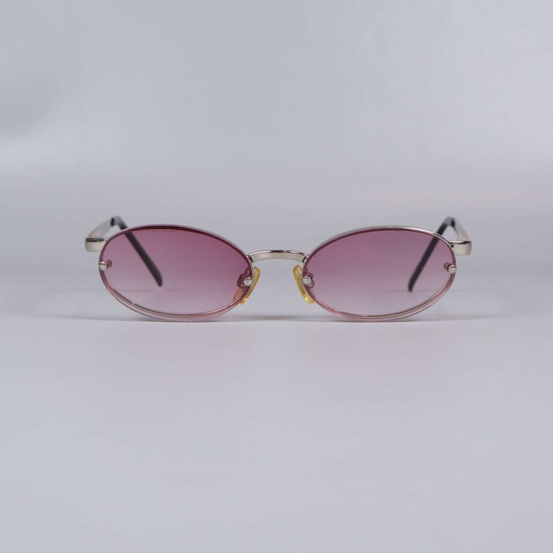 Solglasögon framifrån med lila tonade glas i metallram