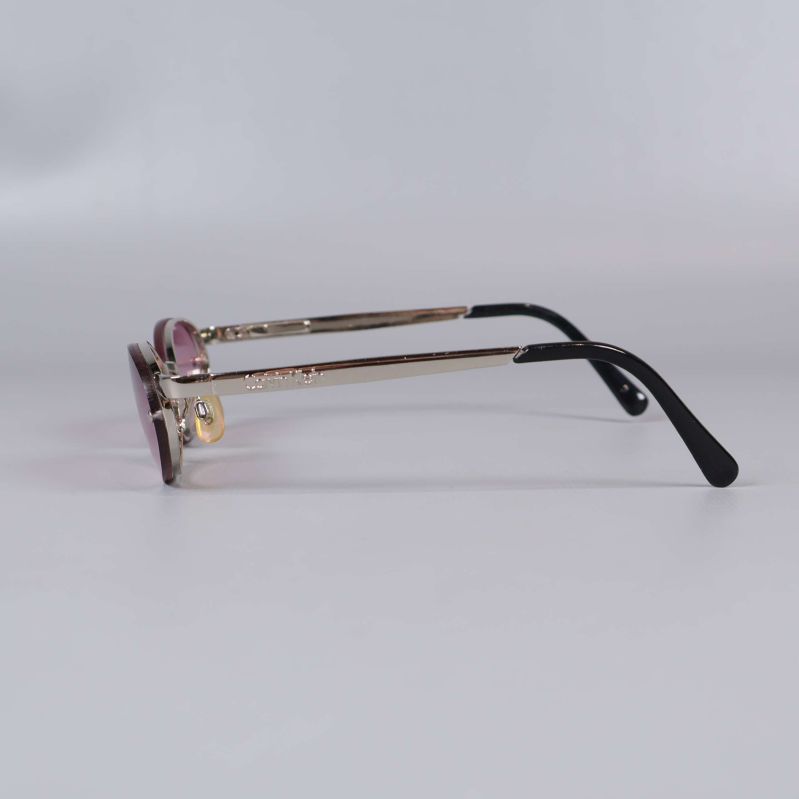 Solglasögon i profil med tunna skalmar och svarta ändar