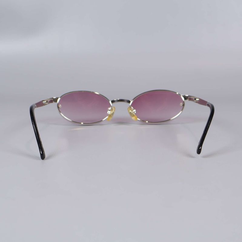 Solglasögon bakifrån visar böjda svarta skalmar och ovala glas