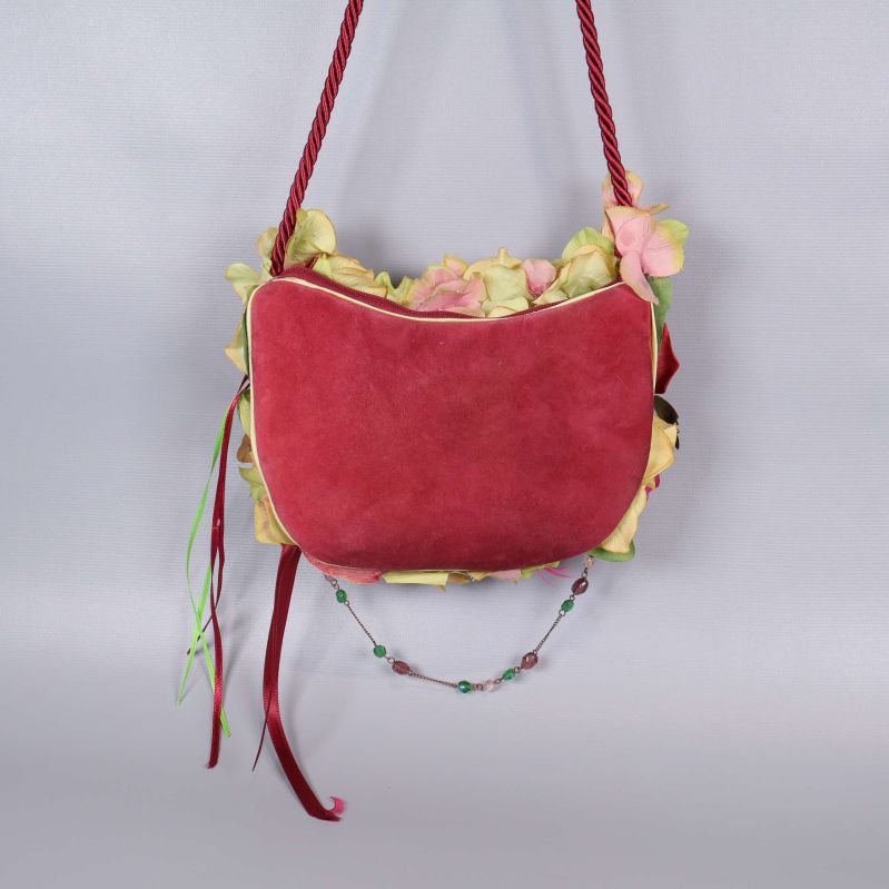 Väskans baksida i röd mockaliknande textil