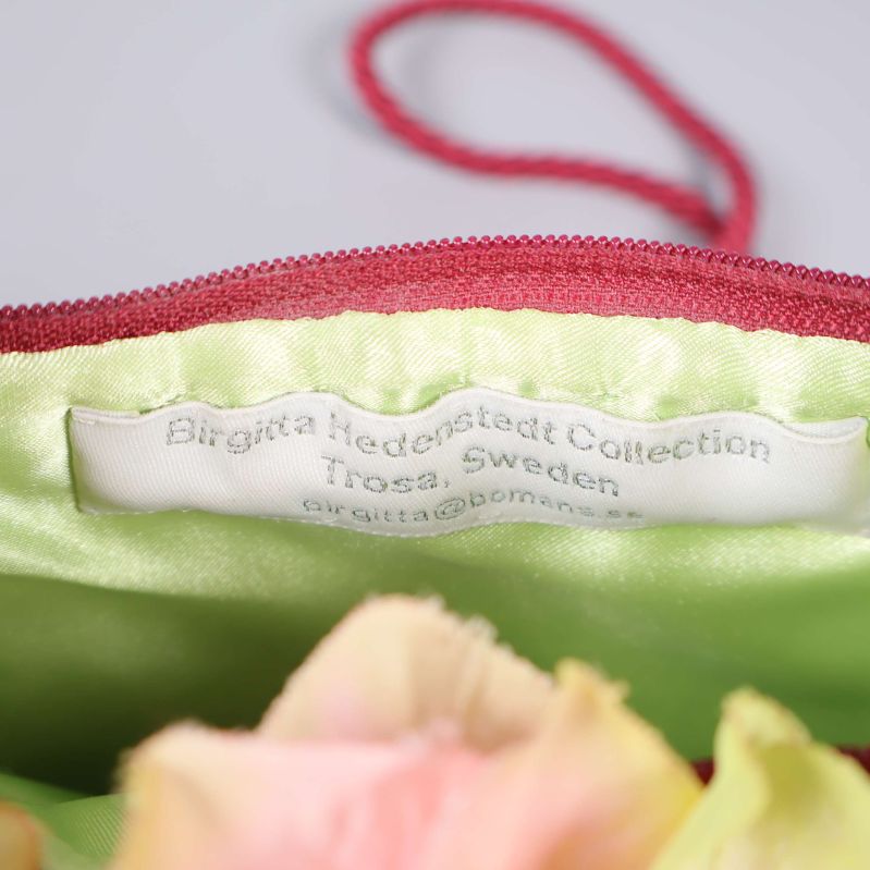 Närbild på etikett Trosa, Sweden i grön insida