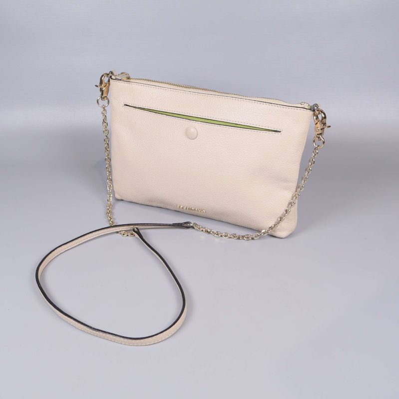 Beige axelremsväska med kedjerem och framficka med knapp