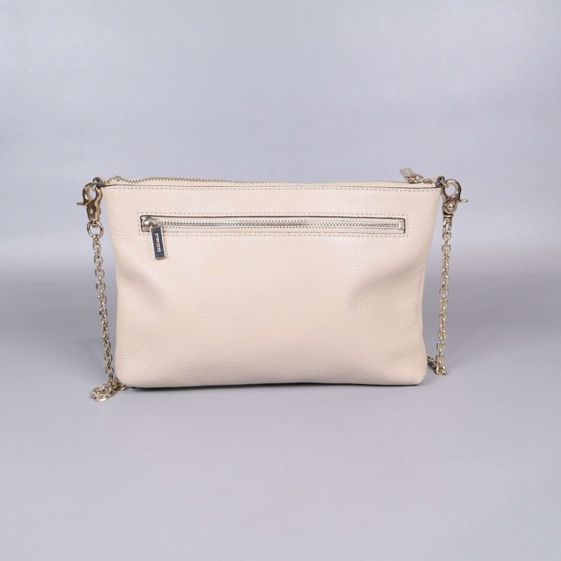 Baksidan på beige axelremsväska med dragkedja och kedja