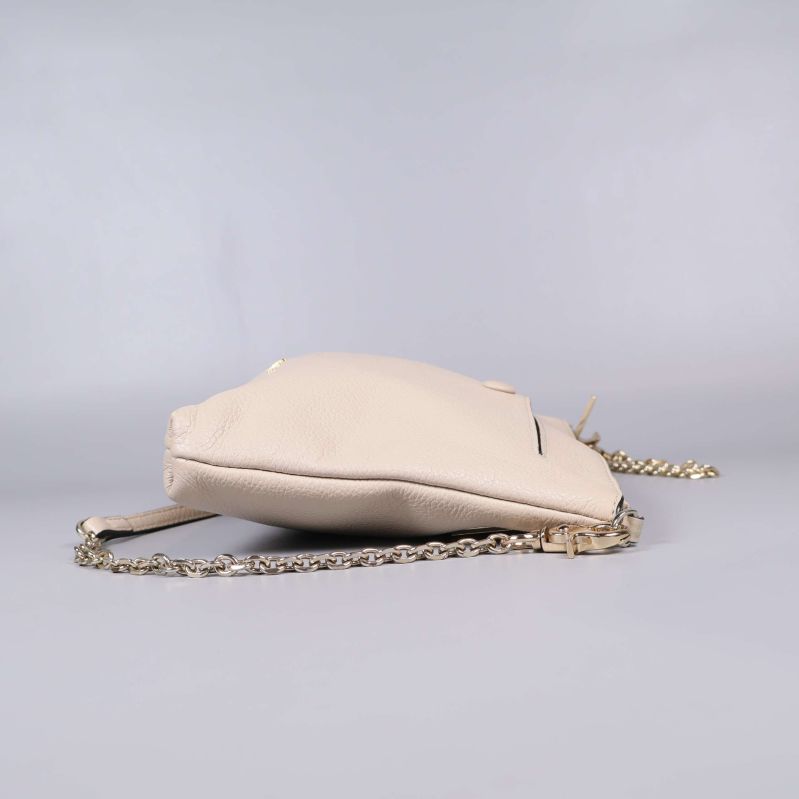 Väskan liggande med synlig mjuk struktur och platt botten