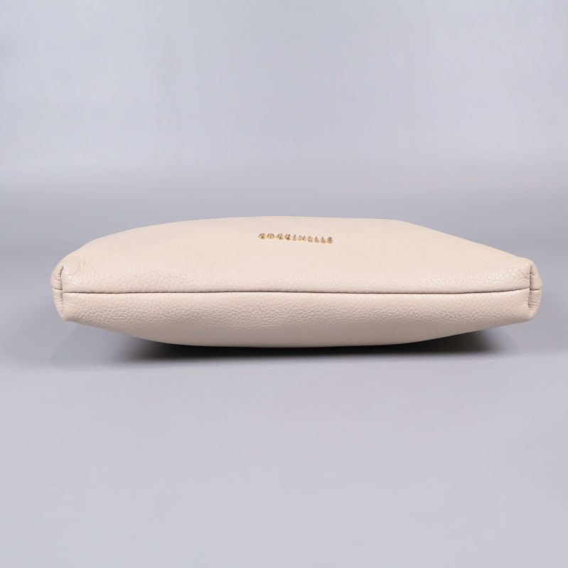 Undersida av beige väska med diskret logotyp