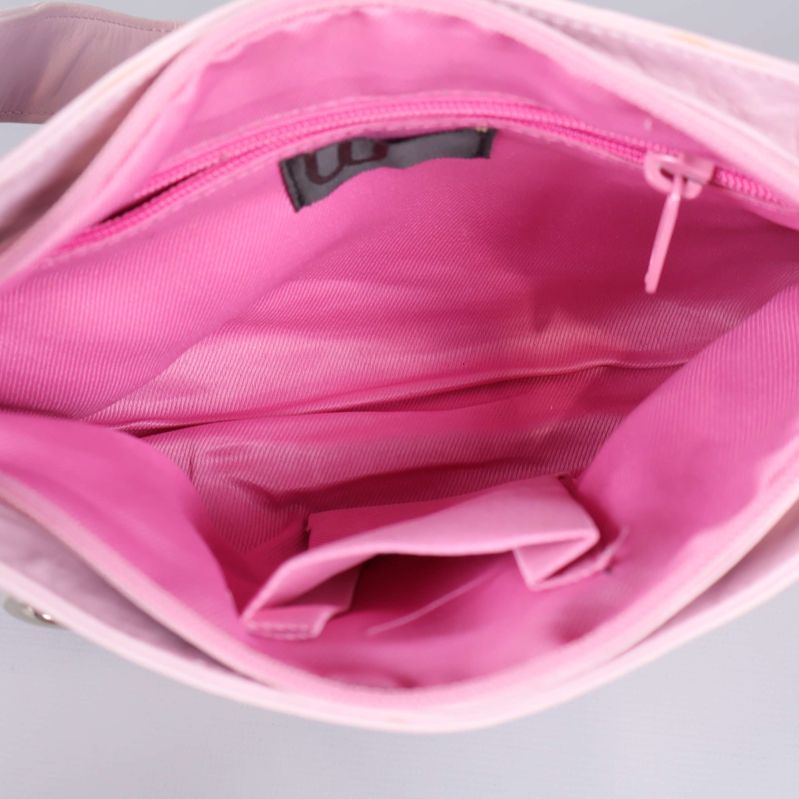 Rymligt innerfack i väskan samt mindre ficka