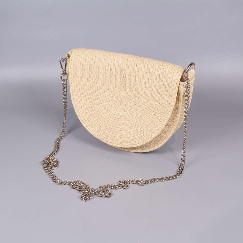 Halvmåneformad beige väska med silverfärgad kedjerem