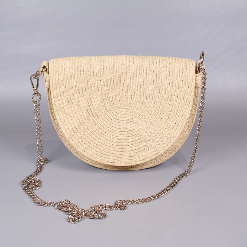 Framsidan av beige väska med kedjerem placerad rakt fram